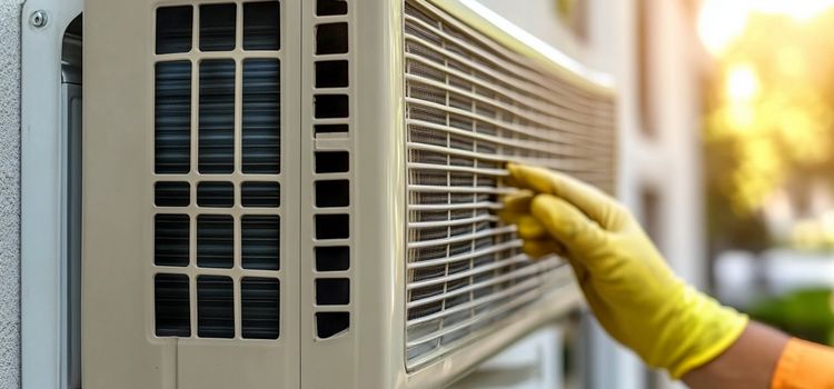 klíma kültéri egység tisztítása - gyors átmosás és portalanítás otthon, kíméletesen klíma kültéri egység tisztítása lamellákkal és megtisztított rácsos burkolattal