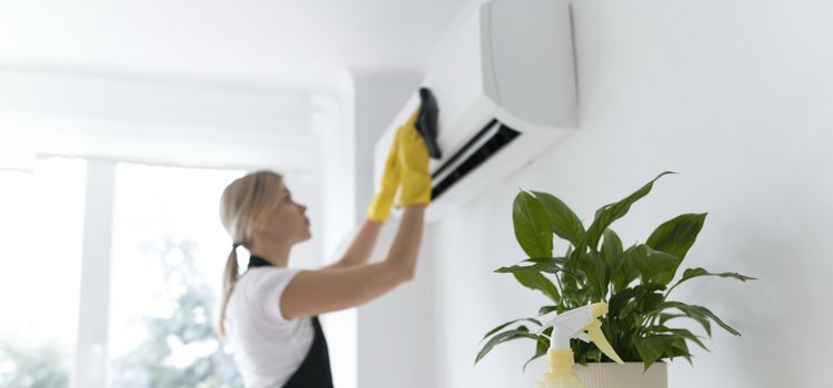 Beltéri klíma tisztítás házilag - szűrő és hőcserélő karbantartás otthoni körülmények között Beltéri klíma tisztítás házilag split klíma beltéri egység szűrőinek kézi tisztítása nyitott burkolattal