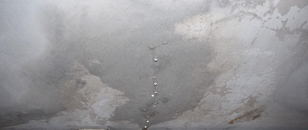 csőtörés jelei közé tartozik az ázott plafon