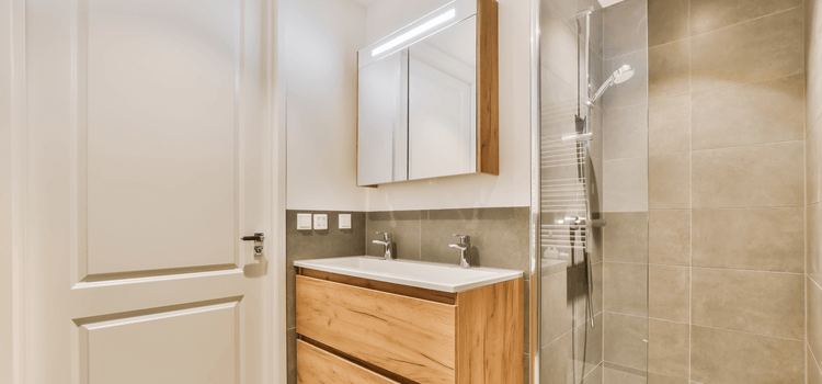 Ötletek panel fürdőszoba zuhanyzóval