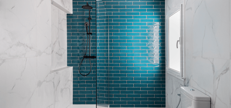 Panel fürdőszoba tippek: merj merészebb színeket használni