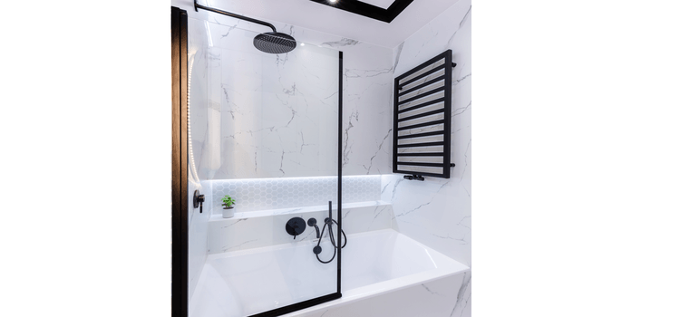 Panel fürdőszoba ötlete: így válaszd együtt a kádat és a zuhanyzót is